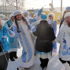 20 ноября 2016 в Новокузнецке впервые прошел парад Снегурочек. Фото  Е. Романова