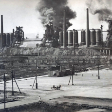 1 января 1932 года. На площади перед заводоуправлением возведена трибуна Побед ударников Кузнецкстроя
