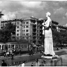 1950-е годы. Гипсовая статуя возле кинотеатра 