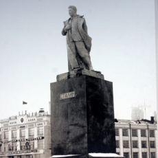 Памятник Сталину на площади Побед
