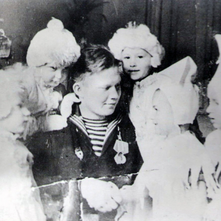 Виктор Павлович Пономарев среди детей фронтовиков в детском доме № 8 (Москва). 1945 год. Фото из архива НКМ