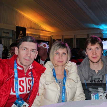 С. Бобровский с родителями