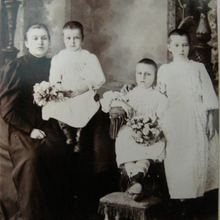 Семейная фотография Поникаровских. Барнаул. 2 июля 1896 года. В черном платье жена Поникаровского Августа Александровна и его дочери