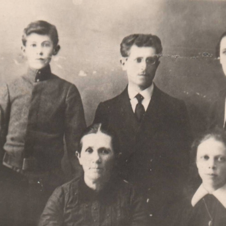 Семья Шунковых. май 1915. 1-й слева во втором ряду - В. Шунков. Из архива НКМ