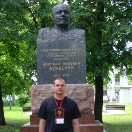 Булгаков Виталий Николаевич у памятника Н. Бурденко, самому известному нейрохирургу СССР