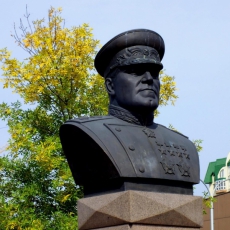 8 мая 2003 года. В сквере имени Жукова установлен Памятный знак маршалу - бюст. Фото - А. Завора