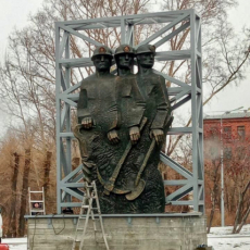 12 ноября 2021. В сквере Шахтерской славы установили скульптурную композицию «Слава шахтерскому труду»