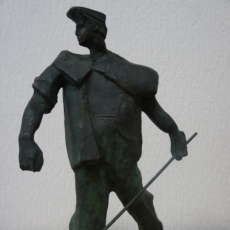 15 июля 2016. Губернатор А. Г. Тулеев подарил краеведческому музею скульптуру металлурга известного скульптора М. Ф. Бабурина