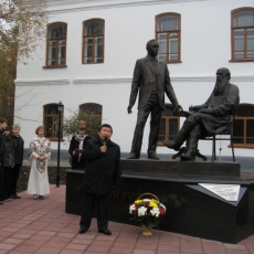 Октябрь 2010 года. На территории филиала краеведческого музея, открыт памятник 