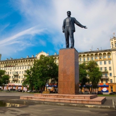 30 июня 2017. Мэр Новокузнецка открыл отреставрированный памятник Маяковскому