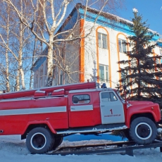 28 апреля 2014 года Открыт памятник пожарному автомобилю АЦ-30 ГАЗ-53 возле здания управления 11-го отряда Федеральной противопожарной службы по Кемеровской области. Фото - А. Завора