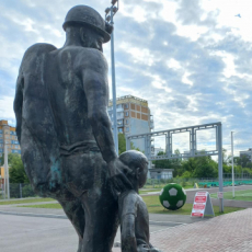 Шахтер с сыном, памятник на стадионе «ШАХТЕР»