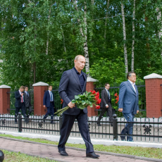 май 2010. В. В. Путин возлагает цветы к памятнику Белый ангел. Фото - Мария Коряга