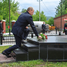 май 2010. В. В. Путин возлагает цветы к памятнику Белый ангел. Фото - Мария Коряга