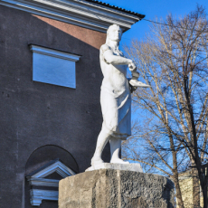 Скульптуры «Строитель» и «Отделочница (штукатур-маляр)». Памятник строителям. ДК Строитель 