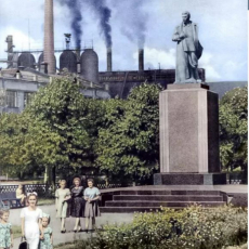 Памятник Сталину. 1949 год. Фото из журнала НА СТРОЙКЕ