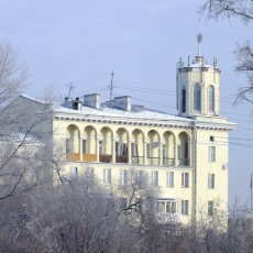Дом на проспекте Металлургов, 39.  Вид со стороны реки Абы. Фото К. Новиков