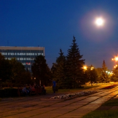 Улица Кирова. Администрация города. Ночь. Фото А. Завора