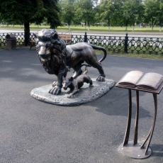 Скульптура в виде взрослого льва и львёнка Первый урок