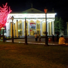 Драмтеатр. Ночь. Фото А. Завора