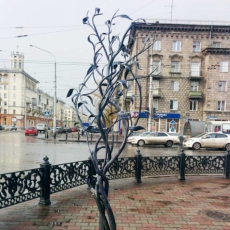 Чугунное Сибирское дерево на проспекте Металлургов (утрачено))