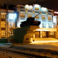 Площадь побед. Танк Т-34. Фото - А. Завора