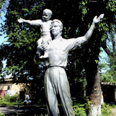Памятник Детство. Улица Куйбышева, 18. Фото - А. Завора