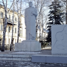 Улица Тузовского. Памятник Воинам Орджоникидзевского района