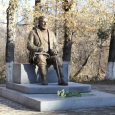 26 октября 2018 года в сквере Геологов на проспекте Пионерском открыта скульптурная композиция «Геолог»