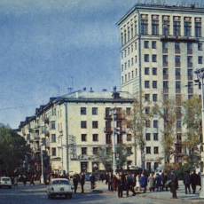 1960 - cдан в эксплуатацию первый сибирский небоскреб –  12-ти этажный дом на Театральной площади