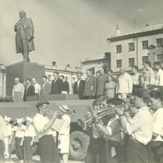 23 июня 1962 года в Кузнецком районе, на площади у администрации района открыт памятник Владимиру Ильичу Ленину