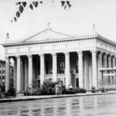 1963 - драмтеатр переехал в здание на Театральной площади