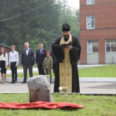 25 июля. В Новокузнецке состоялась закладка камня на месте будущего мемориала погибшим сотрудникам ОМОН