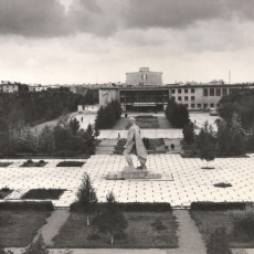 Дворец культуры ЗСМК и памятник Воину-Созидателю. 1970-е годы