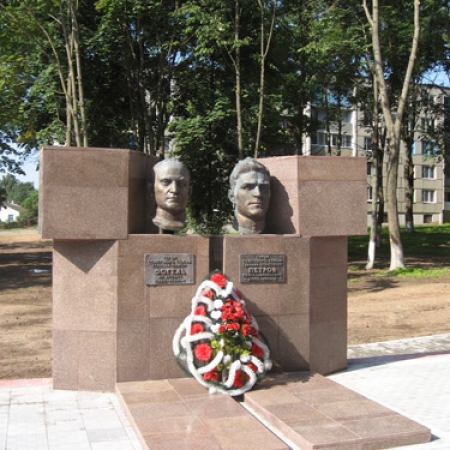 Памятник в Дятлово П. Г. Петрову