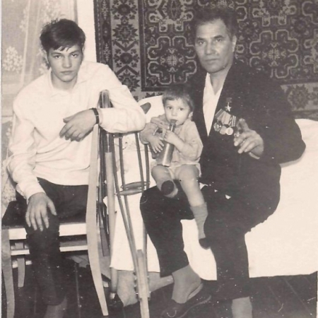 А. Конев с сыном Виктором и внучкой Мариной