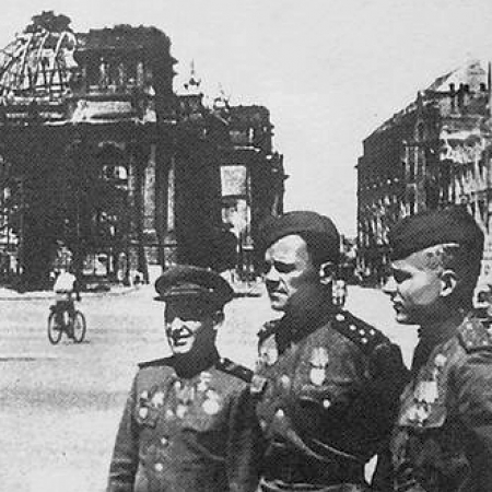 Килин П.И. (справа) в Берлине у рейхстага. Май 1945 г.