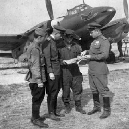 1943 год. Козлов Валентин Георгиевич с членами своего экипажа у самолета ПС-2.