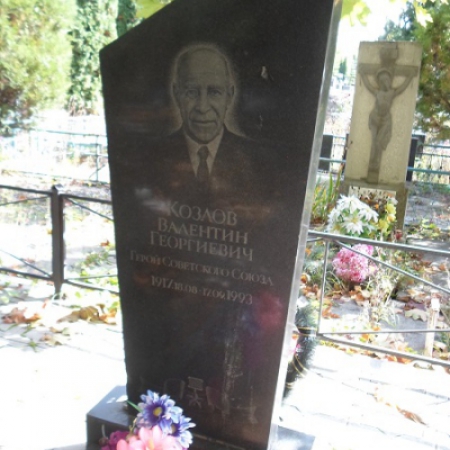 Памятник В. Г. Козлову на кладбище в Есентуках