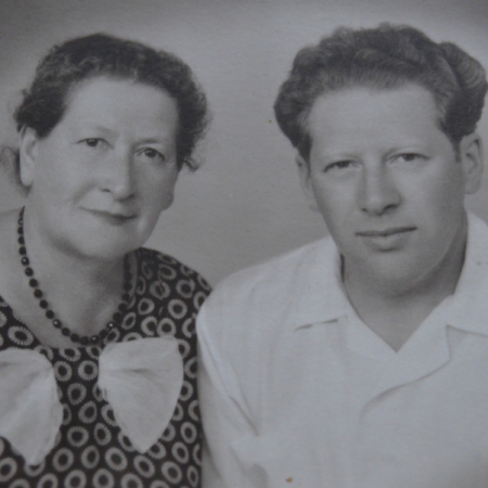 Р. И. Атласов с мамой. 1952