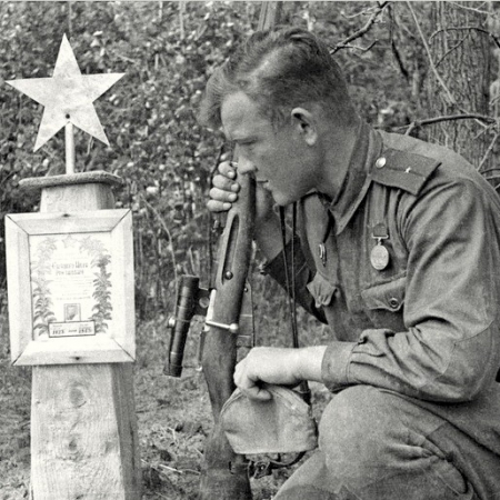 Лебедев у могилы боевого товарища. Брянский фронт, 1943 год.