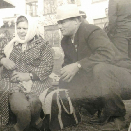 Василий Елютин с женой и внучкой Олей