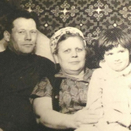 Василий Елютин с женой и внучкой Олей