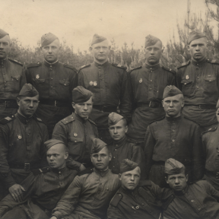Рогинцев И. И.  с разведчиками своего дивизиона. Май 1945