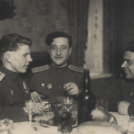 Рогинцев И. И. с друзьями, 1946 год