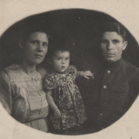 Рогинцев И. И. с женой Марией и дочкой Любой