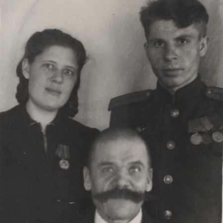 Рогинцев И. И. с женой Марией и тестем. 23.02.1947
