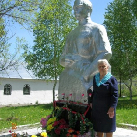 Сестра В. Ф. Токарева - Т. Ф. Стрела у памятника в п. Каз (2008)