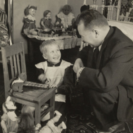 Р.В. Белан с дочерью Светой. Фото М. Трахмана. 1946. Из архива НКМ