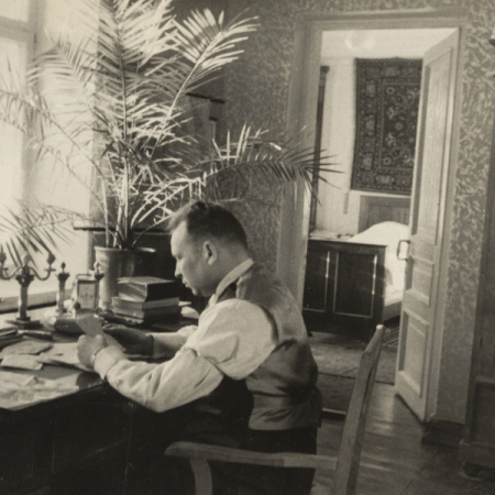 Р.В. Белан в домашнем кабинете. Фото М. Трахмана. 1946. Из архива НКМ